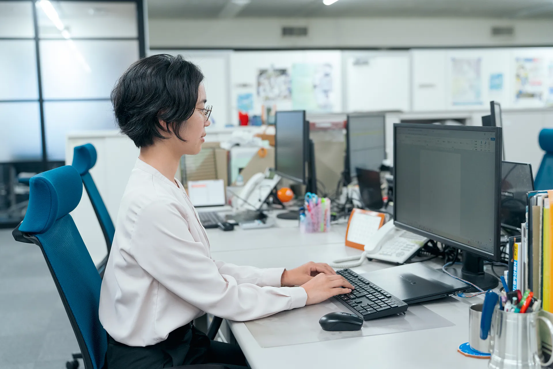 事務職として働く社員