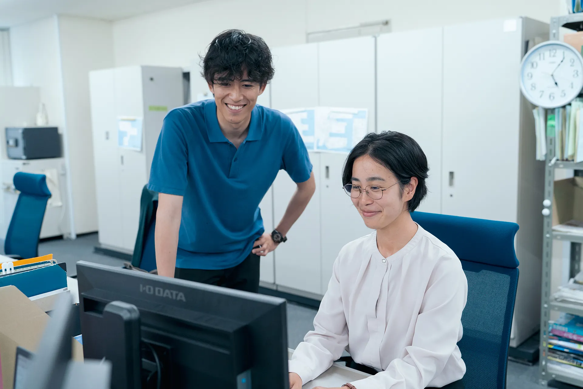 事務職社員が協力して働く様子