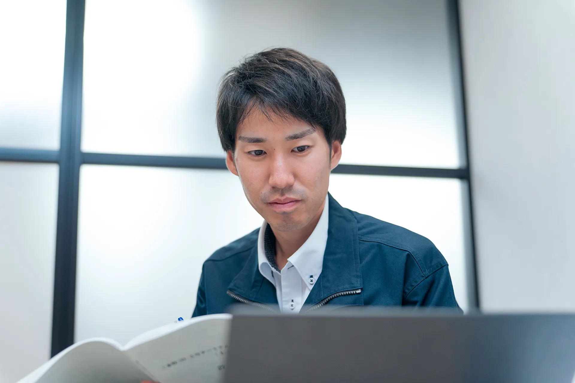 前日の点検記録確認と課内進捗会議