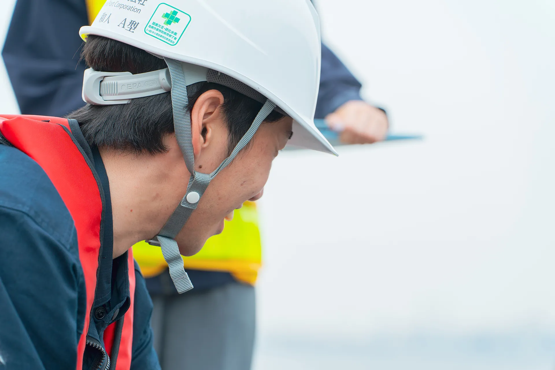 港湾施設を点検する技術職社員
